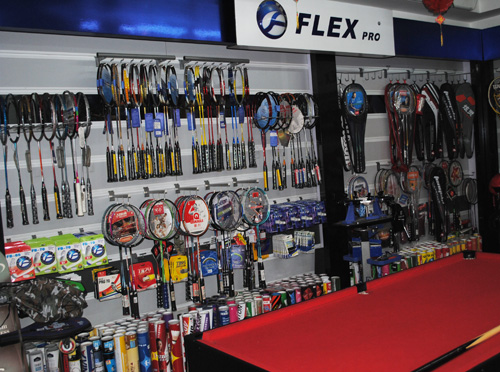 户外用品店面展示 激发探险热情的专业空间